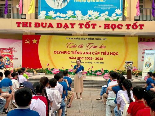 Các em được phổ biến kỹ trước khi vào phòng thi. Ảnh: PV