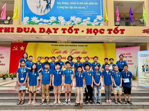 Cô trò chụp ảnh lưu niệm. Ảnh: PV