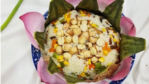 Nhờ hàm lượng chất xơ và tinh bột phức hợp cao, ăn hạt sen giúp bạn giảm bớt lượng tinh bột nhanh hấp thụ, đồng thời kéo dài cảm giác no, ngăn ngừa gan nhiễm mỡ và điều hòa men gan.