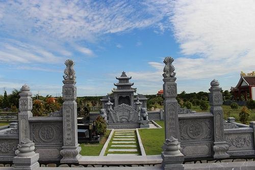 Để đảm bảo hợp phong thủy thì bạn cần tính toán kỹ lưỡng trước khi tiến hành đào hố chôn, không nên đào hố tiểu nông vì mộ phần cần ở dưới âm mới hợp phong thủy.