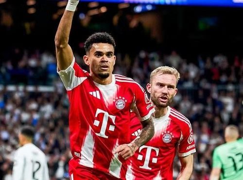 2. Bayern Munich xếp ngay phía sau. Dưới sự dẫn dắt của Vincent Kompany, đội bóng nước Đức đang tìm lại hình ảnh quen thuộc - mạnh mẽ, trực diện và hiệu quả. Sau khi đánh mất “ngai vàng” Bundesliga mùa trước, Bayern đang trở lại đầy quyết liệt, đặc biệt là màn trình diễn ấn tượng tại Champions League với chiến thắng ngay trên sân của Real Madrid.