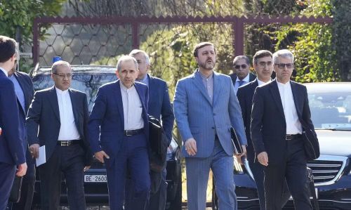 Các nguồn tin từ Tehran cho biết bất đồng còn xoay quanh quyền đi lại qua eo biển Hormuz, tuyến hàng hải chiến lược vận chuyển khoảng 20% nguồn cung dầu toàn cầu, cũng như các điều khoản liên quan tới bảo đảm an ninh khu vực.