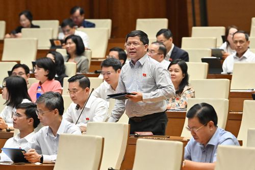 Ông Tạ Văn Hạ phát biểu