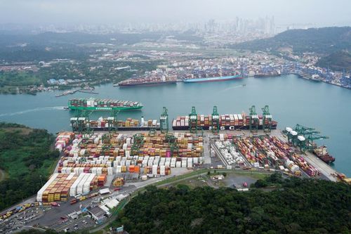  Ảnh chụp từ trên cao cho thấy các container tại cảng Balboa, thuộc kênh đào Panama vào tháng 2/2025. Ảnh: Reuters. 