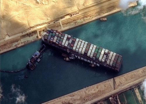  Vào tháng 3/2021, con tàu chở hàng khổng lồ Ever Given bị mắc kẹt trong kênh Suez, làm tắc nghẽn giao thông gần một tuần, gây ra sự gián đoạn làm chấn động thị trường toàn cầu. Ảnh: DigitalGlobe/ScapeWare3d. 