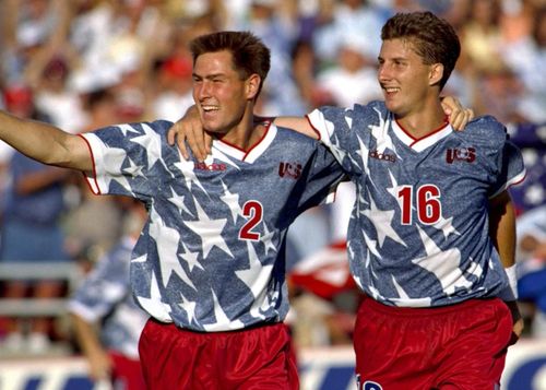  Mẫu áo của tuyển Mỹ tại World Cup 1994 gây chú ý với thiết kế táo bạo, phá cách so với thời điểm ra mắt. Ảnh: Action Images/Reuters.
