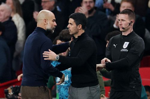  Ngày 23/3, trong trận chung kết Carabao Cup 2026, Arsenal nhận thất bại 0-2 trước Manchester City. Trên đường biên, HLV Mikel Arteta vẫn xuất hiện với chiếc Rolex quen thuộc. Từ Premier League, FA Cup đến Carabao Cup, mẫu đồng hồ này lặp lại xuyên suốt. Arteta được biết đến là người trung thành với một cỗ máy thời gian duy nhất. Ông luôn duy trì lựa chọn ổn định qua nhiều trận đấu, kể cả khi Arsenal không đạt kết quả như kỳ vọng. Ảnh: Matthew Childs/Reuters. 
