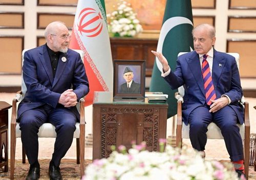  Thủ tướng Pakistan Shehbaz Sharif gặp gỡ Chủ tịch Quốc hội Iran Mohammad Bagher Ghalibaf, trong bối cảnh các phái đoàn từ Mỹ và Iran dự kiến sẽ tổ chức đàm phán hòa bình, tại Islamabad (Pakistan) ngày 11/4. Ảnh: Reuters. 