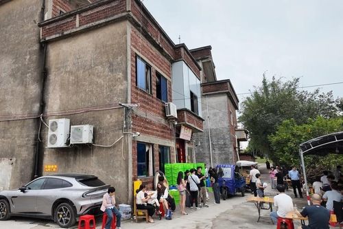  Khách xếp hàng, lấy số thứ tự để được thưởng thức món ăn nổi tiếng. 