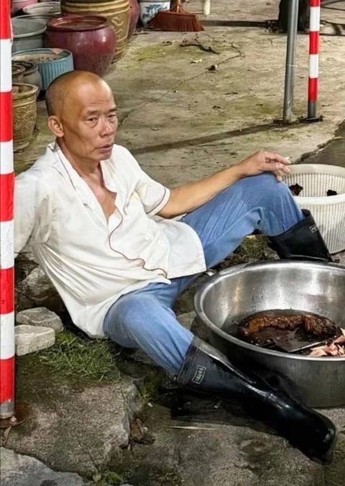  "Tôi cũng muốn có ngày nghỉ lễ vào ngày Quốc tế Lao động. Cô con gái cả đã bị ốm vì kiệt sức", ông Mo chia sẻ. 