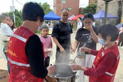  Chính quyền dựng các trạm phát trà gừng và trà giải nhiệt cho du khách đợi để ăn lẩu. 