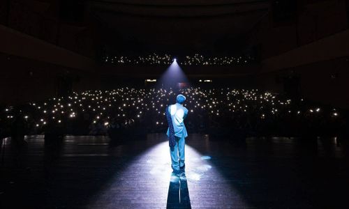 Điểm nhấn của fanmeeting là màn giao lưu với fan và trình diễn loạt ca khúc mới đến từ rapper. Đáng chú ý, rapper bất ngờ khi bị fan hỏi: "Bao giờ lấy vợ?". Karik cho biết anh đã có người yêu nhưng không xuất hiện tại sự kiện. Anh cho biết mong ước lớn nhất ở độ tuổi hiện tại rất giản dị: tự tay sắp xếp lại cuộc sống cá nhân, được trở về nhà mở cửa ra có mẹ, có vợ đang chờ và chuẩn bị sẵn một bữa cơm ấm cúng.