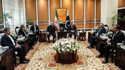 Thủ tướng Pakistan trao đổi với Chủ tịch Quốc hội Iran tại Islamabad. Pakistan rất tích cực làm trung gian hòa giải và nhấn mạnh “ngoại giao không bao giờ kết thúc”. Ảnh: Reuters