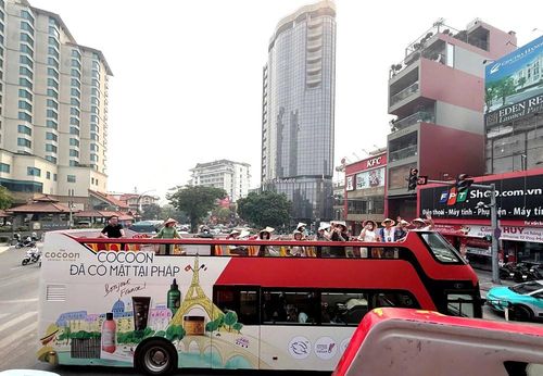 Các đại biểu trên hành trình trải nghiệm xe buýt hai tầng