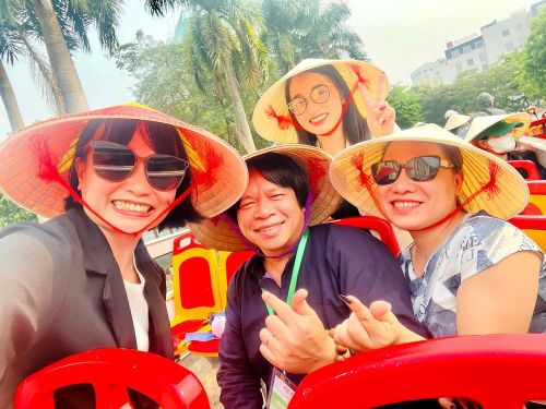 Các đại biểu hào hứng khám phá Hà Nội với hành trình city tour bằng xe buýt 2 tầng