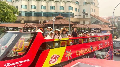 Trải nghiệm tour tham quan bằng xe buýt 2 tầng, qua nhiều điểm đến nổi tiếng của Thủ đô như: Bảo tàng Phụ nữ Việt Nam, di tích Nhà tù Hỏa Lò, Cột cờ Hà Nội, Hoàng thành Thăng Long, Lăng Chủ tịch Hồ Chí Minh, hồ Tây và Văn Miếu - Quốc Tử Giám