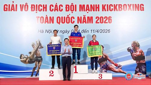 Phó Giám đốc Sở Văn hóa và Thể thao Hà Nội Phạm Xuân Tài trao thưởng toàn đoàn
