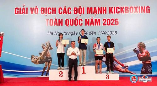 Bí thư Đảng ủy, Chủ tịch HĐND xã Hát Môn Nguyễn Đình Sơn trao thưởng cho các vận động viên