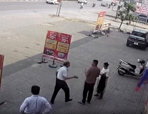 Hành vi đánh người của tài xế taxi được camera an ninh ghi lại