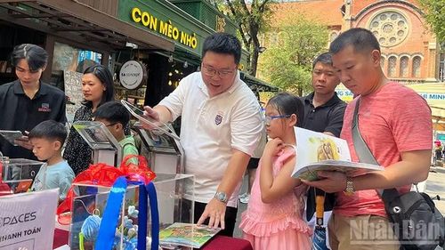 Nhiều phụ huynh tìm hiểu cách tương tác AR trong bộ sách thiếu nhi mới.