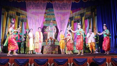 Đoàn nghệ thuật Khmer Ánh Bình Minh biểu diễn tiết mục sân khấu Dù kê phục vụ người dân xã Trà Cú, tỉnh Vĩnh Long.