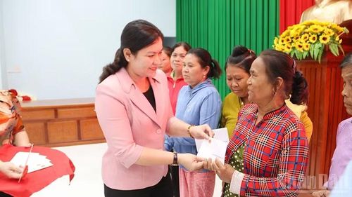 Hộ Khmer nghèo xã Châu Thành nhận quà Tết cổ truyền Chôl Chnăm Thmây 2026.