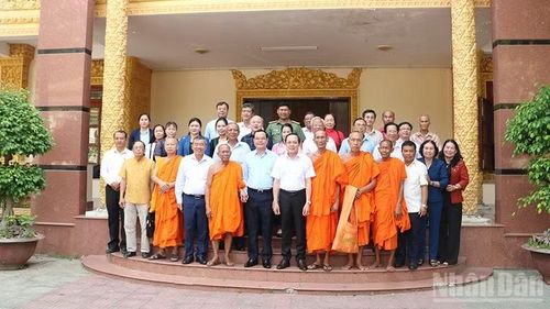 Đoàn công tác của Bộ Dân tộc và Tôn giáo, lãnh đạo tỉnh Vĩnh Long chụp ảnh cùng các vị Hòa thượng, chư tăng chùa Khmer Kom pong, phường Trà Vinh.