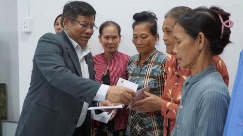 Thứ trưởng Y Thông tặng quà cho đồng bào Khmer nhân dịp năm mới.