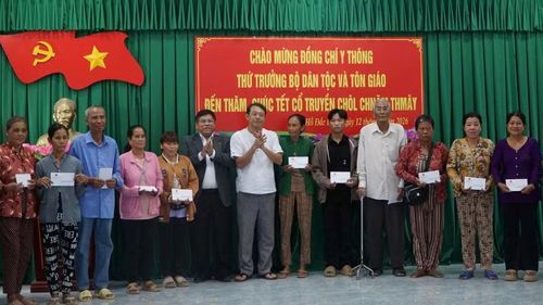 Lãnh đạo thành phố Cần Thơ tặng quà cho đồng bào Khmer nhân dịp năm mới.