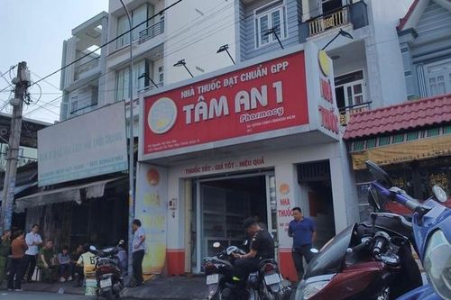 Tầng trệt được dùng bán thuốc tây, có lối đi bên cạnh.