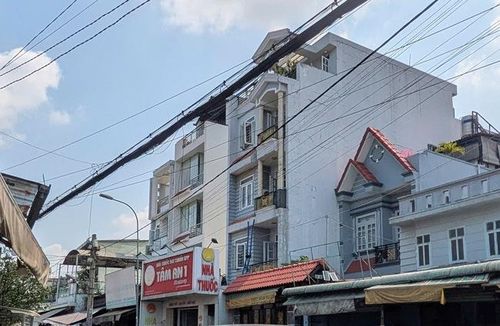Chiếc thang vẫn được treo lơ lửng bên ngoài.