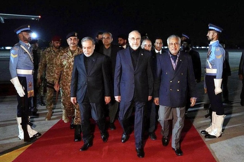  Chủ tịch Quốc hội Mohammad Bagher Ghalibaf (giữa) dẫn đầu Phái đoàn cấp cao Iran đến Pakistan vào rạng sáng 11-4 để đàm phán với Mỹ. Ảnh: Tân Hoa xã 