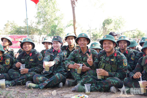 Niềm vui của các chiến sĩ trẻ vào giờ nghỉ giải lao trong huấn luyện.