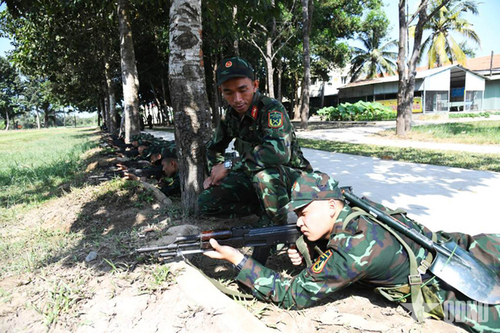 Chiến sĩ bước vào huấn luyện với quyết tâm cao.
