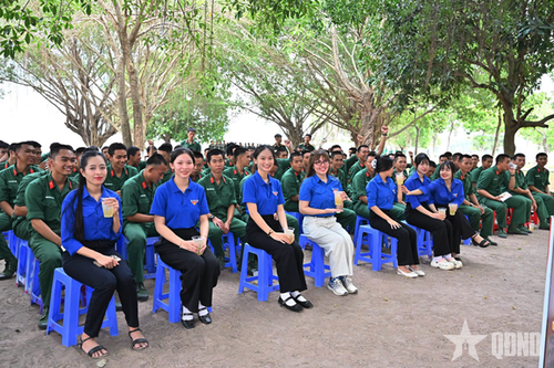 Đoàn viên, thanh niên và chiến sĩ mới cùng uống nước, trò chuyện trong giờ nghỉ.
