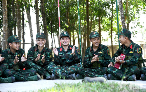 Cán bộ, chiến sĩ vui văn nghệ trên bãi tập.