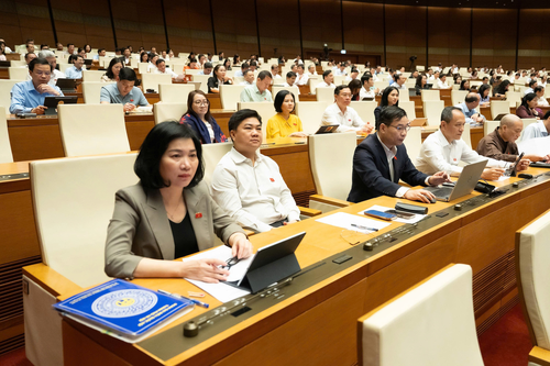 Các đại biểu thảo luận tại hội trường.