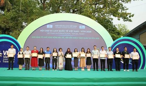 Đại diện các đơn vị xuất sắc nhận kỷ niệm chương từ lãnh đạo Hiệp hội Du lịch Việt Nam (Ảnh: Hoa Nguyễn)