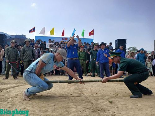 Cán bộ Đồn Biên phòng Ga Ry tham gia trò chơi cùng nhân dân Lào. Ảnh: Trúc Hà