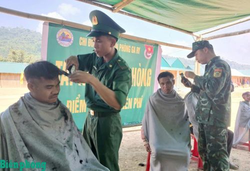 Tổ Tay kéo Biên phòng Đồn Biên phòng Ga Ry cắt tóc miễn phí cho người dân Lào. Ảnh: Trúc Hà