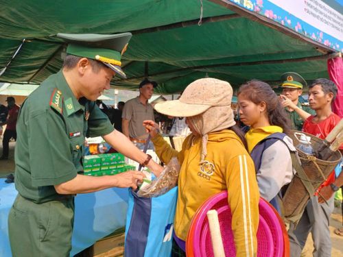 Đại tá Hoàng Văn Mẫn, Chính ủy Bộ đội Biên phòng thành phố Đà Nẵng trao quà cho người dân Lào. Ảnh: Trúc Hà