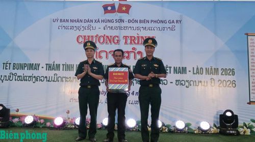 Đồn Biên phòng Ga Ry tặng quà Đại đội Biên giới 534 nhân dịp Tết Bunpimay. Ảnh: Trúc Hà