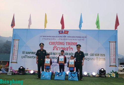 Đồn Biên phòng Ga Ry tặng quà cho các cháu học sinh người Lào do đơn vị nhận đỡ đầu. Ảnh: Trúc Hà