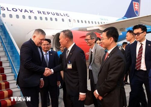 Thủ tướng Slovakia Robert Fico đến Hà Nội, bắt đầu thăm chính thức Việt Nam. (Ảnh: Tuấn Anh/TTXVN)