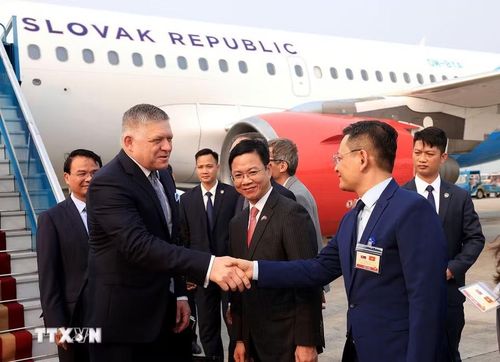 Thủ tướng Slovakia Robert Fico đến Hà Nội, bắt đầu thăm chính thức Việt Nam. (Ảnh: Tuấn Anh/TTXVN)