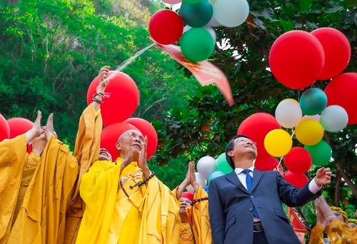 Lãnh đạo thành phố tham gia thả bóng ước nguyện hòa bình trong lễ hội.