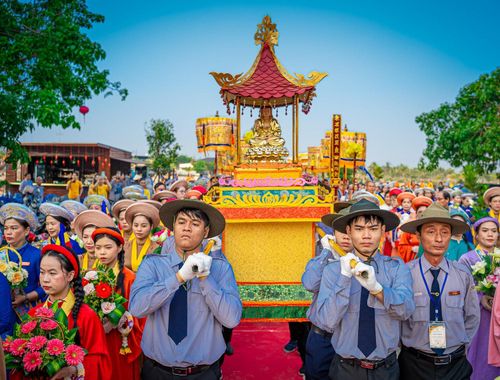 Cung thỉnh Đức Bồ Tát Quán Thế Âm được diễn rất trang nghiêm.