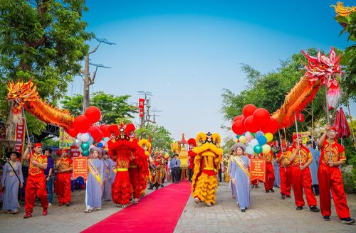 Đông đảo các bạn trẻ tham gia đoàn hành lễ vía Đức Bồ Tát Quán Thế Âm.