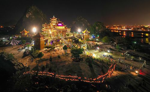 Hàng nghìn tăng ni, phật tử và người dân tham dự nghi thức thả hoa đăng diễn ra tối 6/4 tại danh thắng Ngũ Hành Sơn.