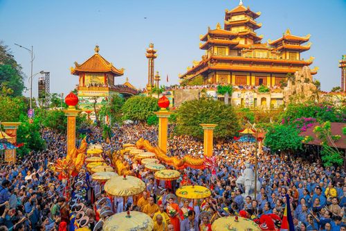 Lễ hội thu hút hàng nghìn tín đồ Phật tử khắp các nơi đổ về chiêm bái, đảnh lễ Phật.